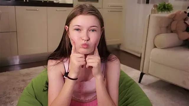 LynHillaire online show from 09-18-25, 11:13