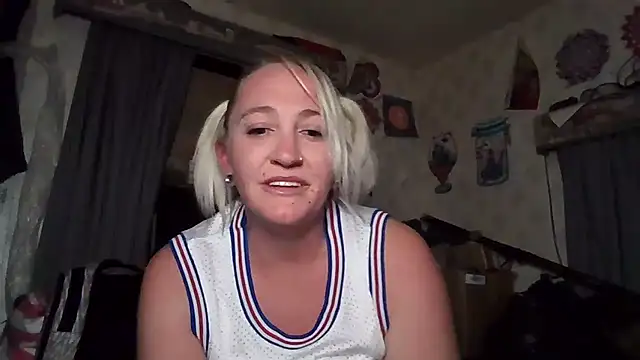 Snapshot of LyraShade89 chatting on 10-07-25, 06:58 LyraShade89 online show from 10-07-25, 06:58