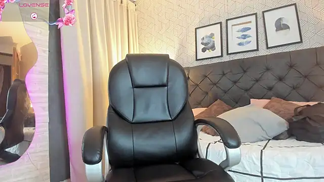Snapshot of sophie__blare chatting on 09-27-25, 08:04 sophie  blare online show from 09-27-25, 08:04