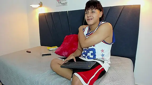 Snapshot of zeusapollofuck chatting on 11-25-25, 11:27 zeusapollofuck online show from 11-25-25, 11:27