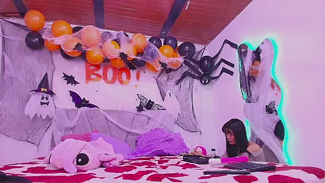 Snapshot of MeganRouss74 chatting on 10-17-25, 11:34 MeganRouss74 online show from 10-17-25, 11:34