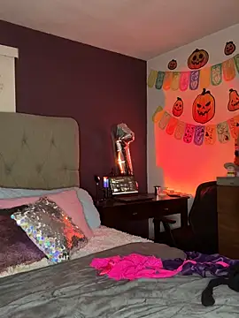 MyHoneyFrida online show from 10-18-25, 04:03