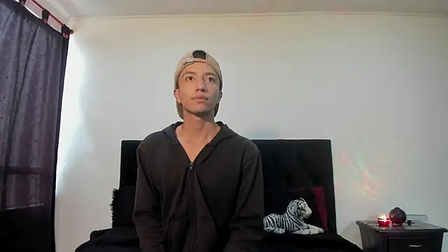 mhatias  online show from 11-17-25, 04:00