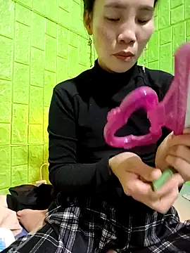 Snapshot of Tin_tanny chatting on 12-15-25, 12:00 Tin tanny online show from 12-15-25, 12:00