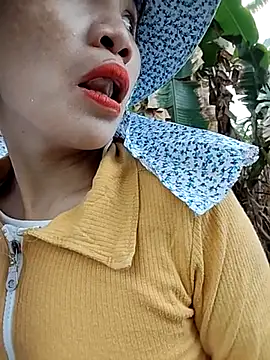 Snapshot of Tin_tanny chatting on 11-23-25, 12:42 Tin tanny online show from 11-23-25, 12:42