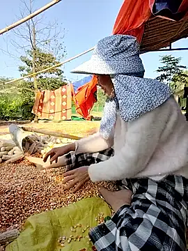 Snapshot of Tin_tanny chatting on 11-26-25, 08:14 Tin tanny online show from 11-26-25, 08:14