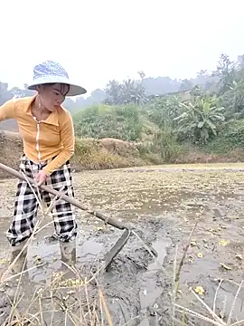 Snapshot of Tin_tanny chatting on 12-05-25, 12:54 Tin tanny online show from 12-05-25, 12:54