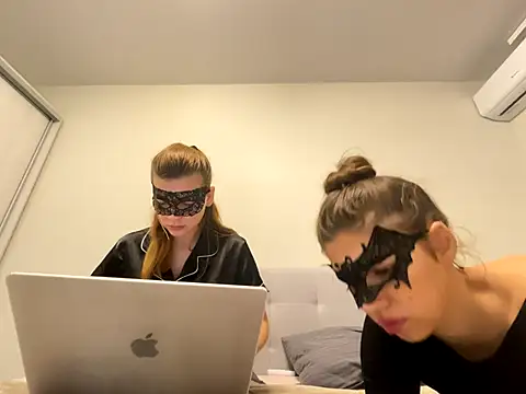 fluff twinss online show from 10-12-25, 03:35