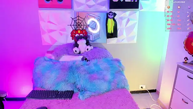 LindaWz  online show from 10-28-25, 04:02