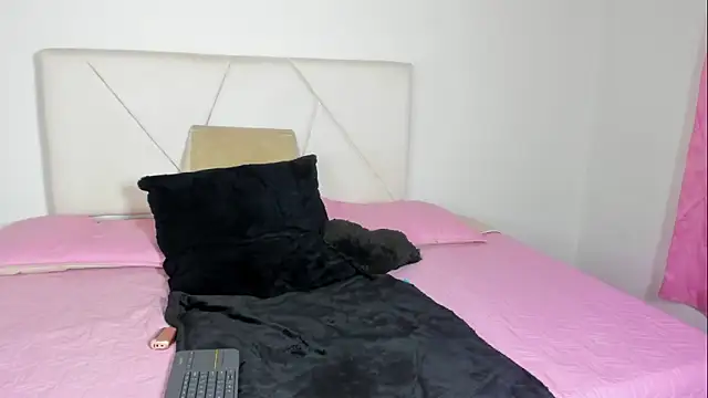 Snapshot of _Wandaa_ chatting on 09-18-25, 04:59  Wandaa  online show from 09-18-25, 04:59