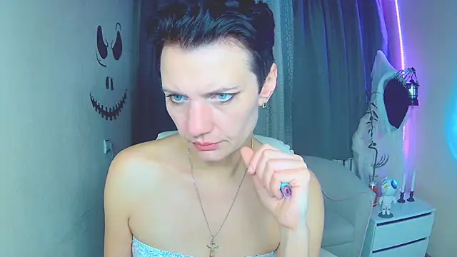 AvaSaturnian online show from 10-29-25, 01:43