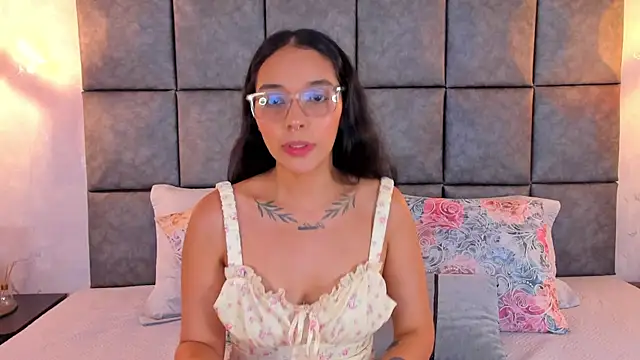 Snapshot of Roseaurora chatting on 07-04-26, 11:27 Roseaurora online show from 07-04-26, 11:27