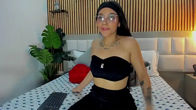 Roseaurora online show from 11-24-25, 12:49