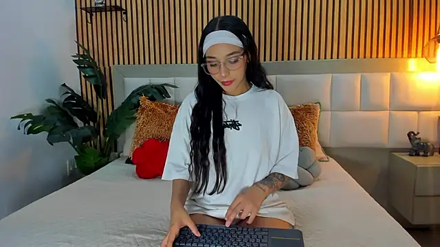 Roseaurora online show from 01-13-26, 01:04