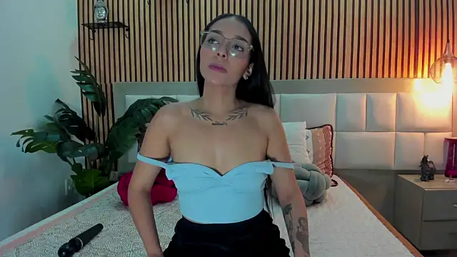 Roseaurora online show from 12-18-25, 01:04