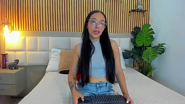 Roseaurora online show from 11-15-25, 12:42