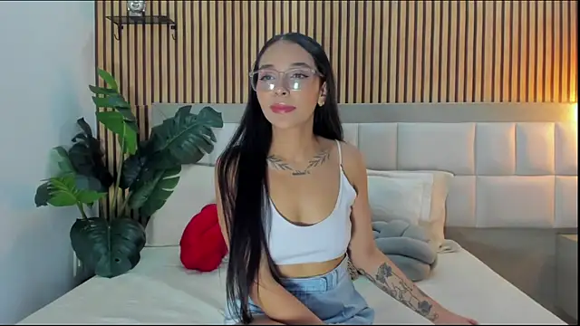 Snapshot of Roseaurora chatting on 02-07-26, 12:24 Roseaurora online show from 02-07-26, 12:24