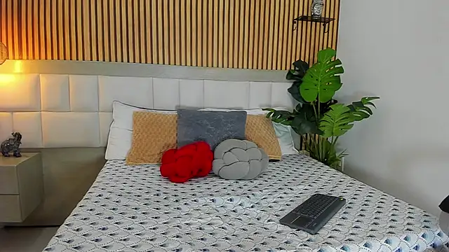 Roseaurora online show from 10-25-25, 12:39