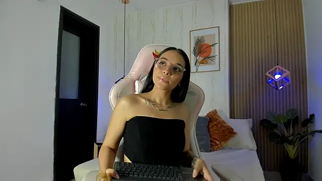 Roseaurora online show from 11-29-25, 07:36