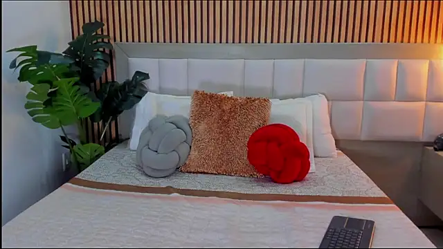 Snapshot of Roseaurora chatting on 02-28-26, 01:11 Roseaurora online show from 02-28-26, 01:11