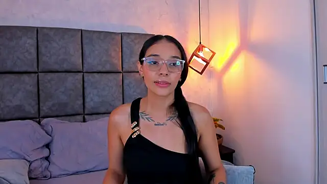 Snapshot of Roseaurora chatting on 05-11-26, 04:04 Roseaurora online show from 05-11-26, 04:04