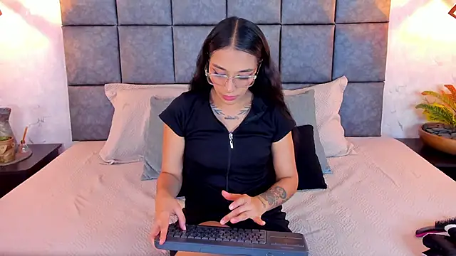 Snapshot of Roseaurora chatting on 05-18-26, 10:42 Roseaurora online show from 05-18-26, 10:42