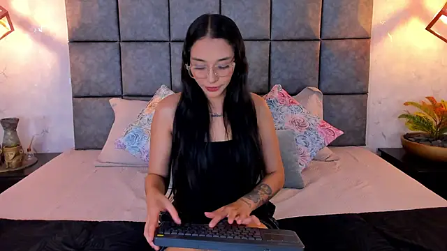Snapshot of Roseaurora chatting on 06-02-26, 10:37 Roseaurora online show from 06-02-26, 10:37