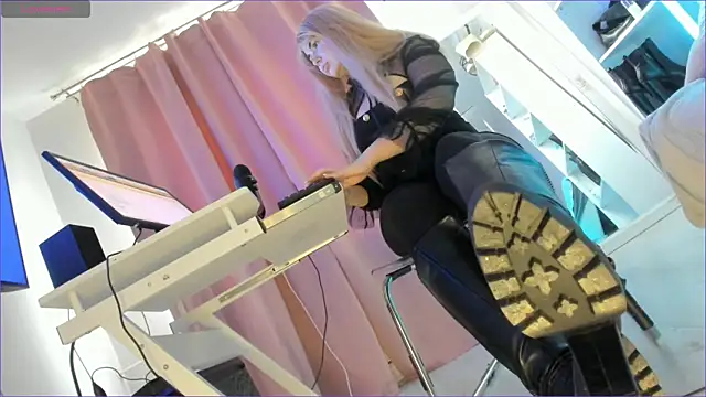 Snapshot of CruelSiren chatting on 10-10-25, 06:36 CruelSiren online show from 10-10-25, 06:36