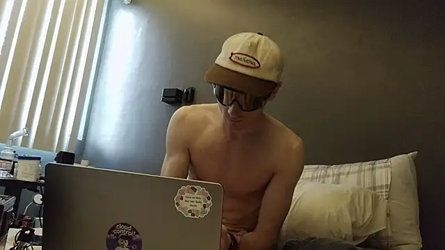 Snapshot of maskedboy1 chatting on 04-23-26, 11:50 maskedboy1 online show from 04-23-26, 11:50