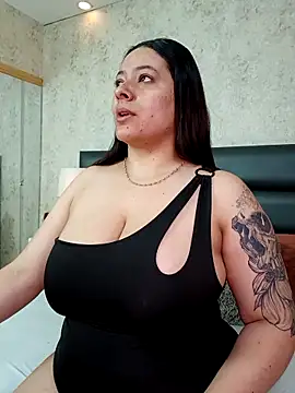 Snapshot of SophieCurves chatting on 10-16-25, 02:14 SophieCurves online show from 10-16-25, 02:14
