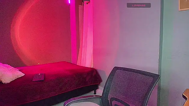 Snapshot of sophiejuicy_ chatting on 10-10-25, 06:36 sophiejuicy  online show from 10-10-25, 06:36