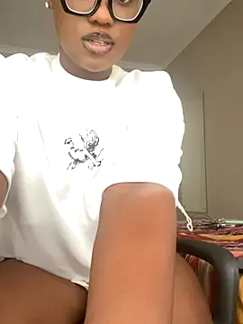 Snapshot of Moonzy77 chatting on 10-16-25, 12:46 Moonzy77 online show from 10-16-25, 12:46