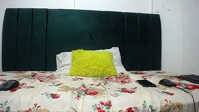 SweetSlenderChoc online show from 01-12-26, 08:54