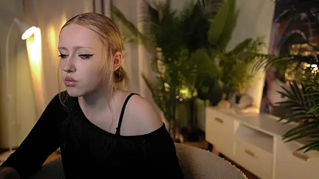 Snapshot of rosy_petal chatting on 09-08-25, 08:19 rosy petal online show from 09-08-25, 08:19