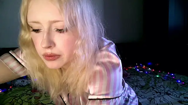 Snapshot of rosy_petal chatting on 09-25-25, 06:30 rosy petal online show from 09-25-25, 06:30