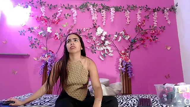 Snapshot of skinnysofia18 chatting on 05-17-26, 01:55 skinnysofia18 online show from 05-17-26, 01:55