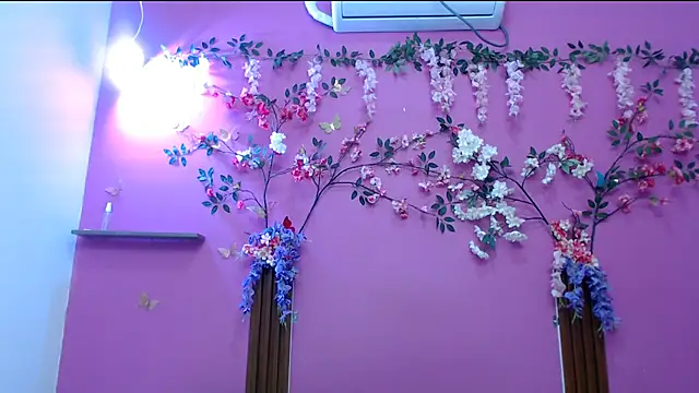 Snapshot of skinnysofia18 chatting on 04-26-26, 01:41 skinnysofia18 online show from 04-26-26, 01:41