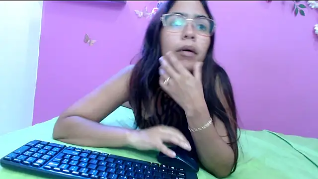 Snapshot of skinnysofia18 chatting on 04-25-26, 02:25 skinnysofia18 online show from 04-25-26, 02:25