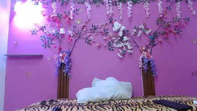 skinnysofia18 online show from 02-05-26, 01:18