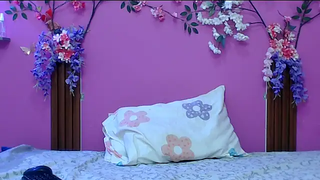 skinnysofia18 online show from 12-22-25, 01:44