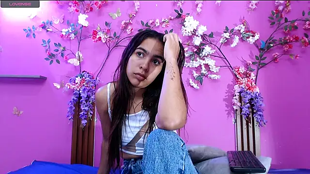 Snapshot of skinnysofia18 chatting on 06-26-26, 01:50 skinnysofia18 online show from 06-26-26, 01:50