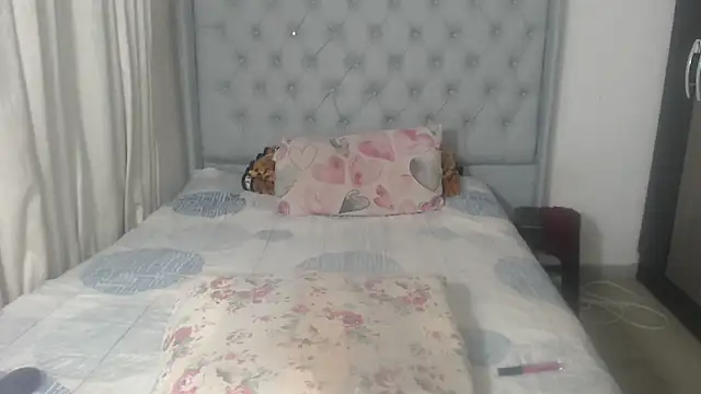 Snapshot of BeautyQueenX22 chatting on 06-08-26, 07:36 BeautyQueenX22 online show from 06-08-26, 07:36