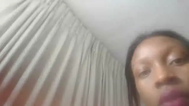 Snapshot of BeautyQueenX22 chatting on 06-09-26, 08:10 BeautyQueenX22 online show from 06-09-26, 08:10