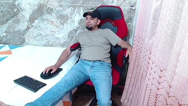 Snapshot of smitdleds1130 chatting on 09-14-25, 12:33 smitdleds1130 online show from 09-14-25, 12:33