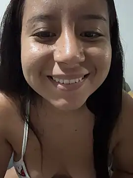 Snapshot of Alaia33200 chatting on 06-26-26, 02:28 Alaia33200 online show from 06-26-26, 02:28