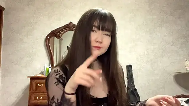 Snapshot of Pikmigirl18 chatting on 10-16-25, 02:47 Pikmigirl18 online show from 10-16-25, 02:47