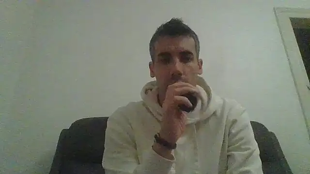 Snapshot of JulioIsHere4you chatting on 10-16-25, 06:05 JulioIsHere4you online show from 10-16-25, 06:05