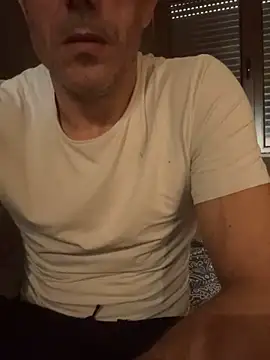 Snapshot of ruberofre chatting on 10-16-25, 01:41 ruberofre online show from 10-16-25, 01:41