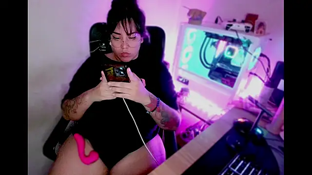 Snapshot of PinkDenial chatting on 09-17-25, 04:36 PinkDenial online show from 09-17-25, 04:36