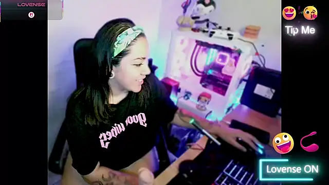 Snapshot of PinkDenial chatting on 11-05-25, 03:42 PinkDenial online show from 11-05-25, 03:42